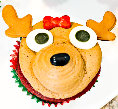 This Easy and Adorable Reindeer Cupcake Recipe uses one of my favorite frosting recipes, so it's safe to say that I love them!    These reindeer cupcakes are very easy to make which makes it a fun project to make with kids. #Christmas #ChristmasCupcakes