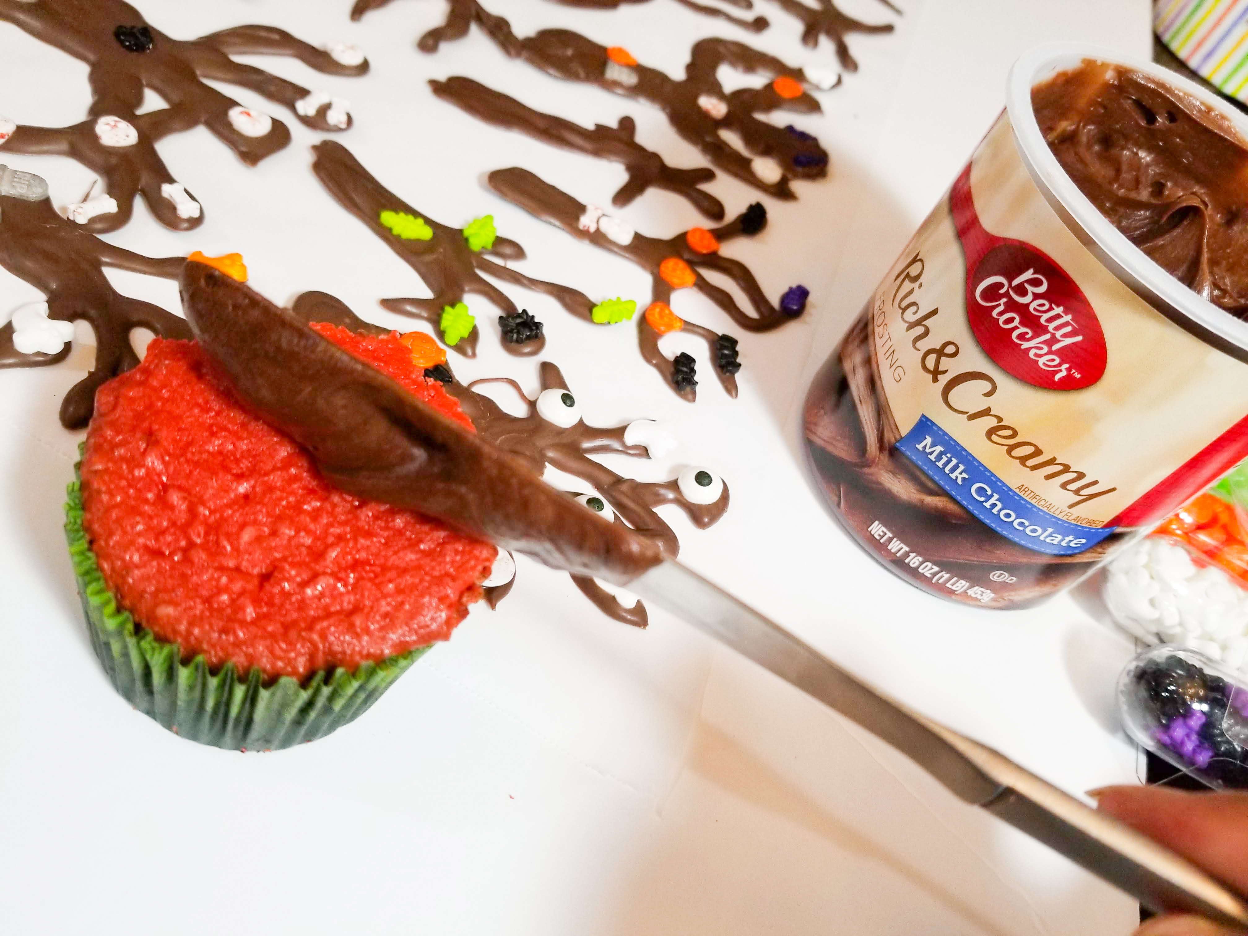 How to Make Delicious Creepy Tree Cupcakes. These cupcakes are the perfect blend between delicious and creepy. Chocolate trees are decorated and add an awesome look to the plain cupcakes. It's such a fun project to make with everyone!